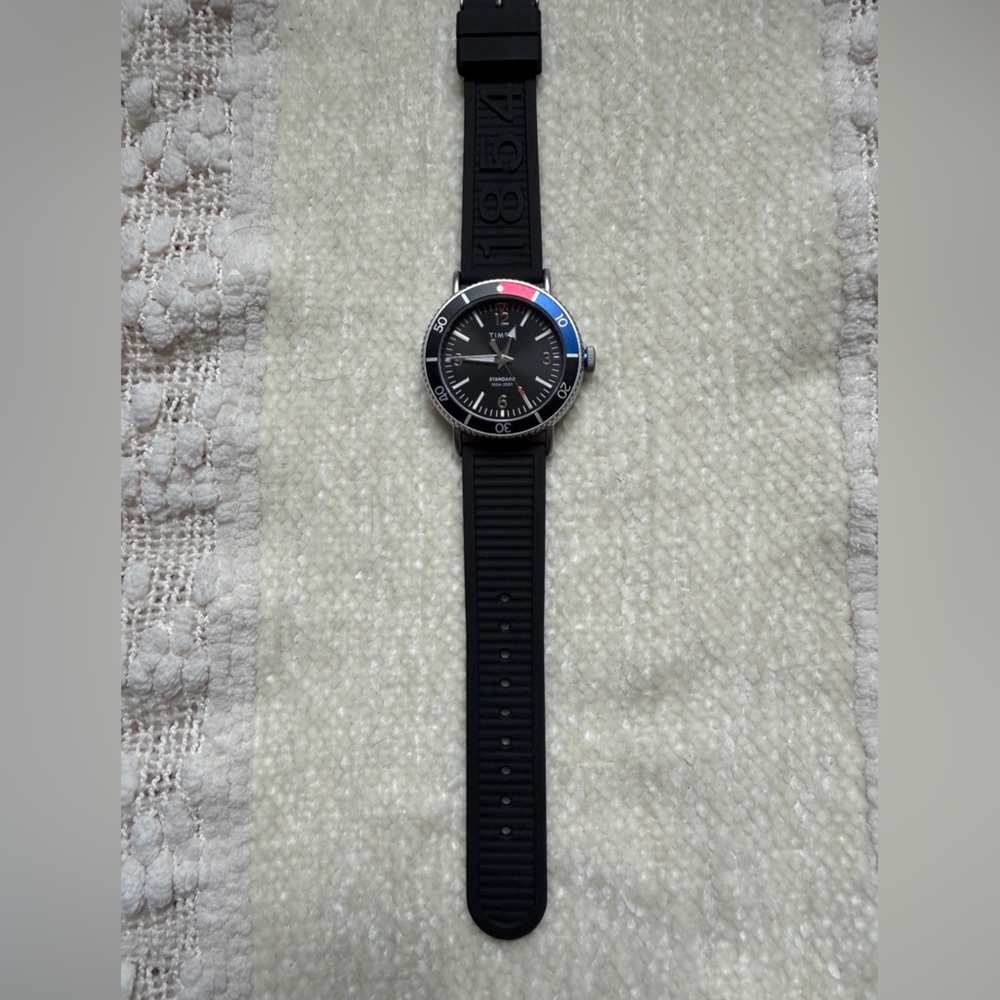 Timex Standard Diver 43mm Black Silicon Band - Picture 4 of 9